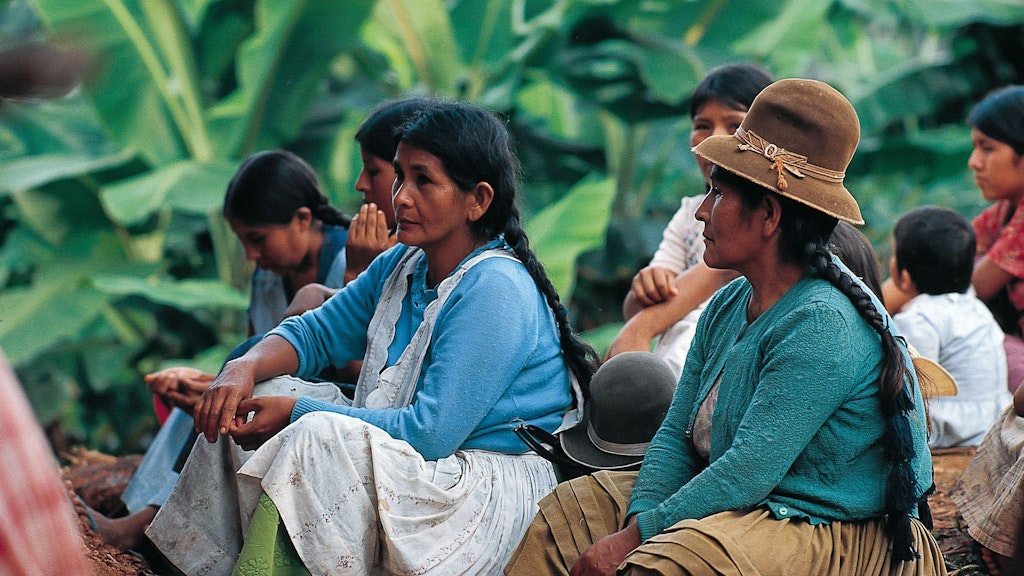 Mujeres bolivianas escuchando en una reunión